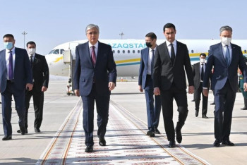 Фотография к новости: Касым-Жомарт Токаев прибыл с госвизитом в Ашхабад