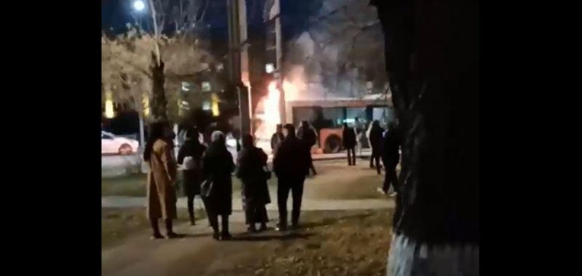 Горящий автобус попал на видео в Нур-Султане