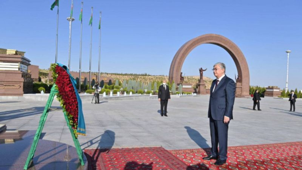 Токаев посетил мемориал погибшим в ВОВ в Ашхабаде