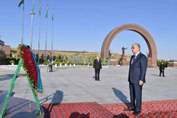 Фотография к новости: Токаев посетил мемориал погибшим в ВОВ в Ашхабаде