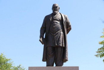 Фотография к новости: Бердымухамедов предложил воздвигнуть памятник Абаю в Ашхабаде