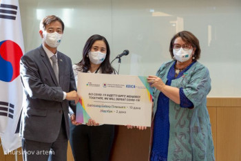 Фотография к новости: Планшеты для казахстанских врачей передали выпускники программы KOICA