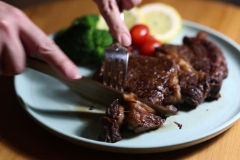 Фотография к новости: Ученые создали древесину в 23 раза тверже и изготовили из нее нож