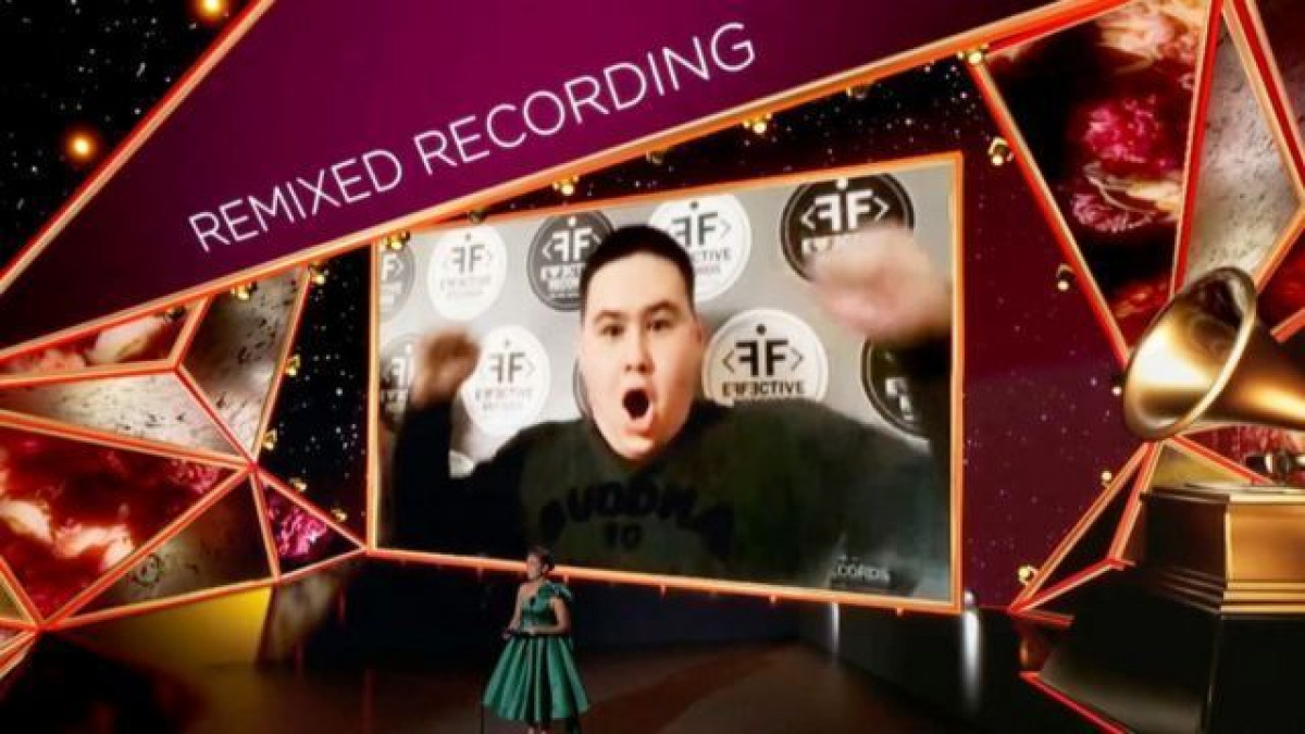 Иманбек получил оригинал статуэтки Grammy из США