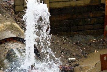 Фотография к новости: Порыв трубопровода оставил без холодной воды часть жителей Алматы