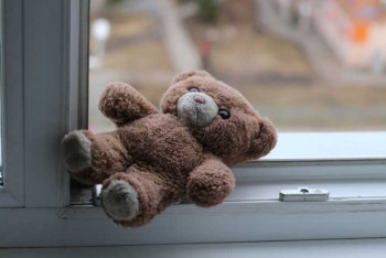 Фотография к новости: Шестилетняя девочка чудом выжила после падения с пятиэтажки в Рудном