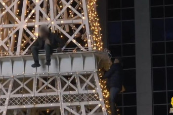 Фотография к новости: Пьяный мужчина пытался спрыгнуть с имитации Эйфелевой башни в Алматы