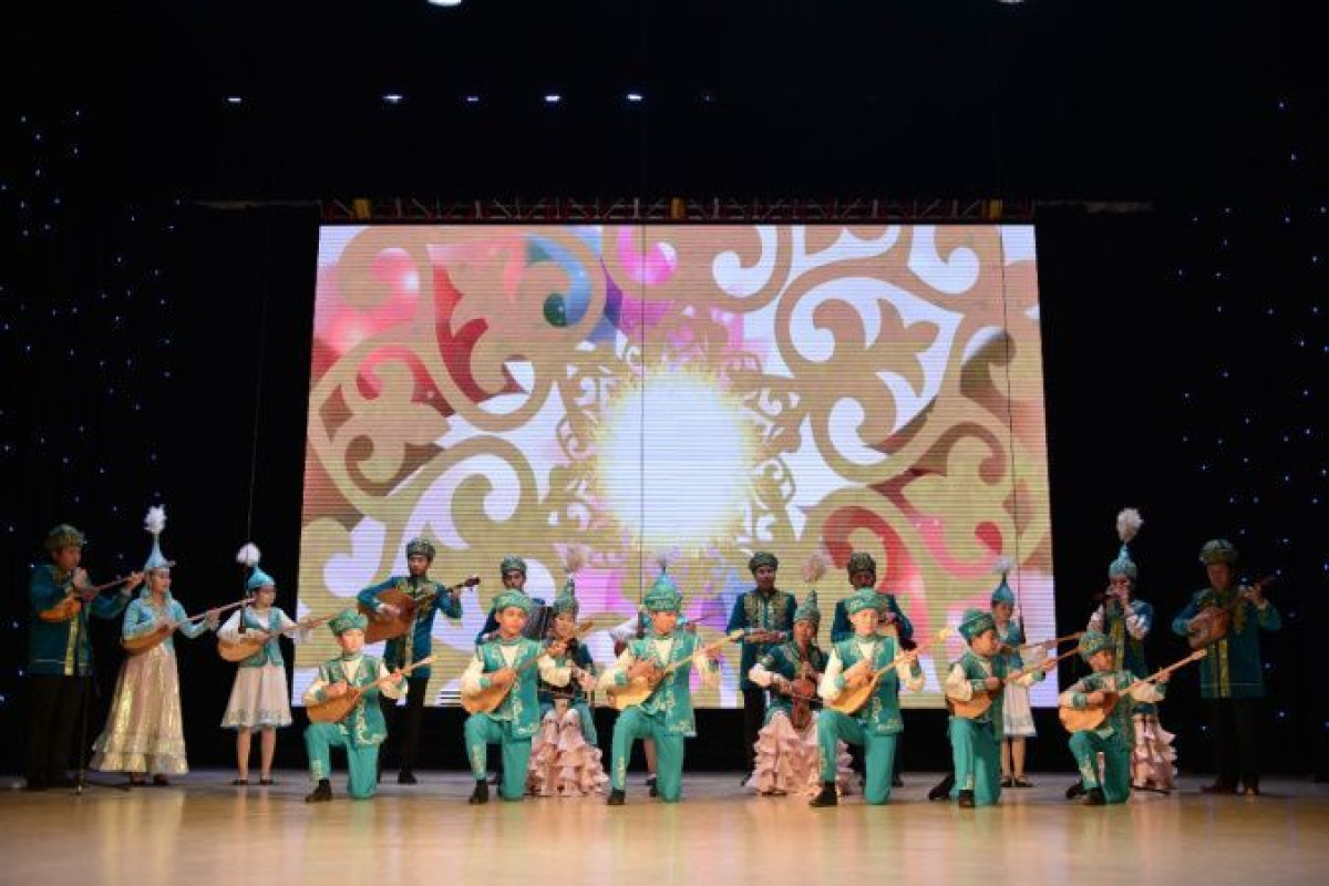 Яркими номерами открыли сезон "Өнерге қанат қаққандар" творческие коллективы Кокшетау