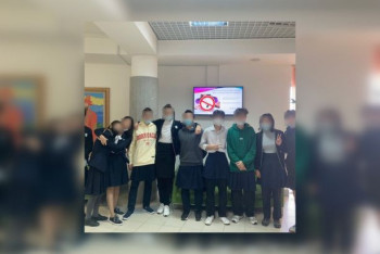 Фотография к новости: Самоубийство школьника в Алматы: ученики НИШ вышли на акцию протеста в юбках