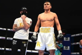 Фотография к новости: Турсынбай Кулахмет сенсационно нокаутирован в бою за титул WBC