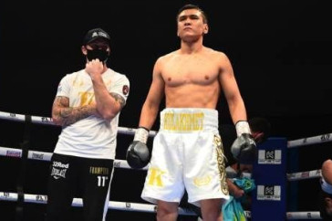 Фотография к новости: Турсынбай Кулахмет сенсационно нокаутирован в бою за титул WBC