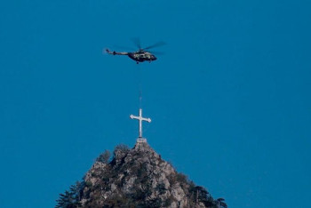 Фотография к новости: Вертолет установил гигантский крест на монастыре XIII века