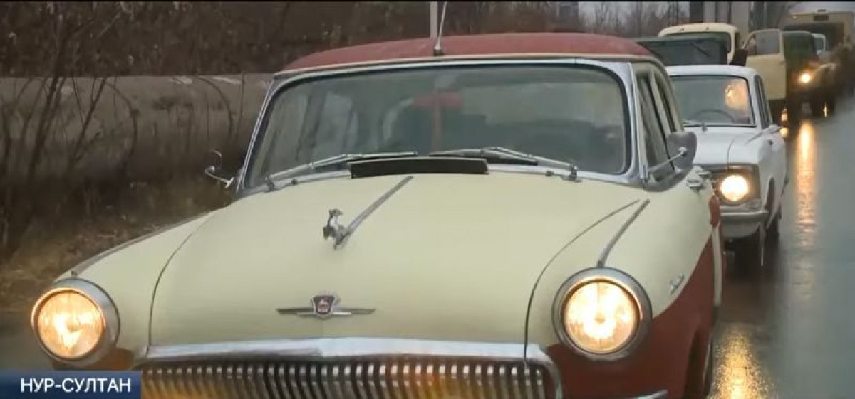 Автопробегом ретро-техники отметили День автомобилиста в Нур-Султане