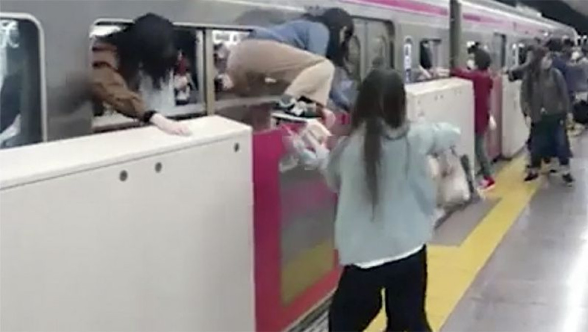 15 человек пострадали при нападении мужчины в метро Токио