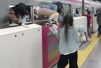 Фотография к новости: 15 человек пострадали при нападении мужчины в метро Токио