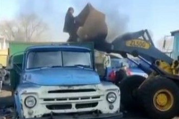 Фотография к новости: "Выживание за уголь": видео с женщиной в ковше погрузчика в Сарыозеке акимат назвал провокацией