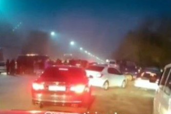 Фотография к новости: Возмущенные дачники перекрыли трассу в Алматинской области