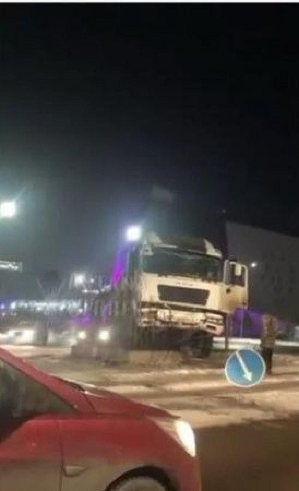 Грузовик врезался в столб Astana LRT в Нур-Султане