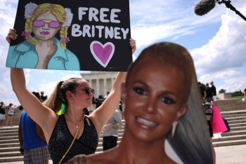 Фотография к новости: Отец Бритни Спирс попросил отменить опеку и отказался от двух миллионов долларов