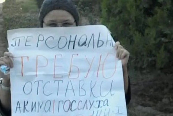 Фотография к новости: Чиновники Жанаозена опровергли обвинения устроившей одиночный пикет женщины