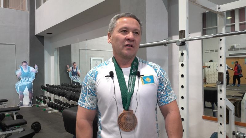 Фотография к новости: 52-летний акмолинец завоевал бронзу чемпионата мира по жиму лежа в Литве