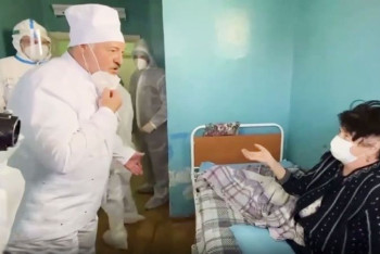 Фотография к новости: Лукашенко снял маску в красной зоне для доказательства того, что он не двойник