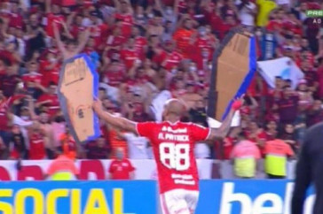 Фотография к новости: Футбольный матч завершился картонными гробами и побоищем в Бразилии