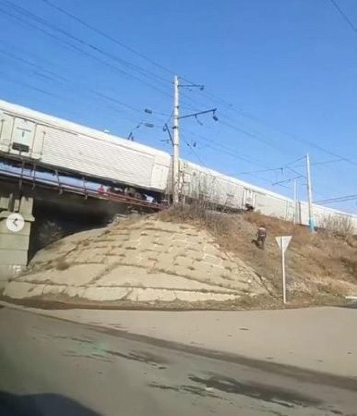 Вагоны сошли с рельсов на мосту в Алматинской области