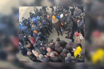 Фотография к новости: "У нас хотят забрать машины". Владельцы авто с российскими номерами собрались у спецЦОНа в Нур-Султане