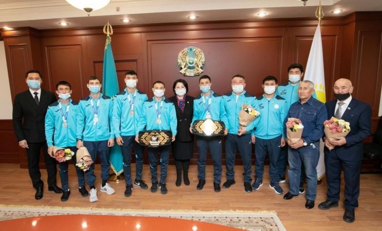 Фотография к новости: Раимкулова вручила денежные премии финалистам чемпионата мира по боксу