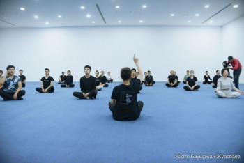 Фотография к новости: Как подчинить свое тело искусству. Фоторепортаж с мастер-класса по актерскому мастерству