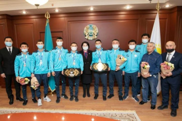 Фотография к новости: Раимкулова вручила денежные премии финалистам чемпионата мира по боксу