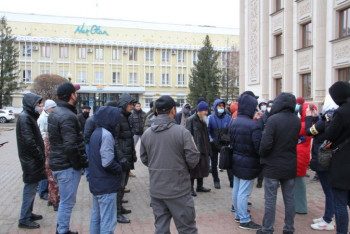 Фотография к новости: Около 60 владельцев авто с российскими номерами собрались у акимата в Уральске