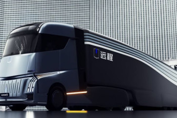 Фотография к новости: В Китае создали электрогрузовик с душем и кухней