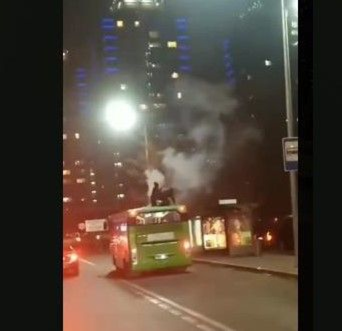 Хулиганы запустили фейерверк на крыше автобуса в Алматы