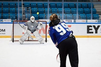 Фотография к новости: Елена Рыбакина забила гол "Барысу" теннисным мячом