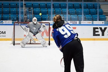 Фотография к новости: Елена Рыбакина забила гол "Барысу" теннисным мячом