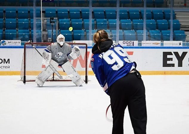 Фотография к новости: Елена Рыбакина забила гол "Барысу" теннисным мячом