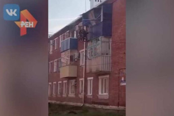 Фотография к новости: Пенсионер-инвалид построил себе "лифт" и попадает домой через балкон