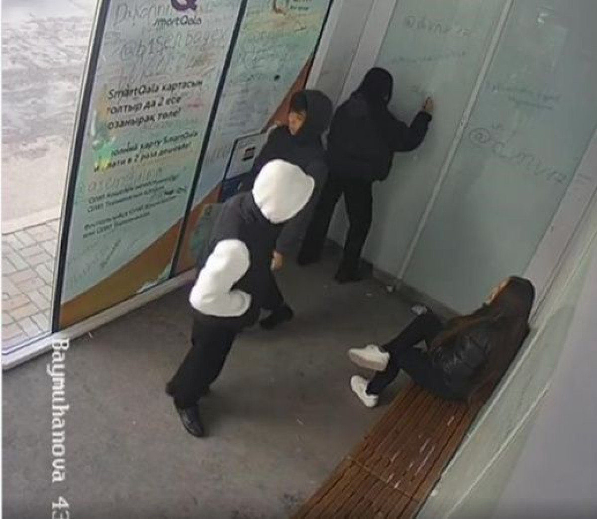 Подростки-вандалы испортили теплую остановку в Атырау