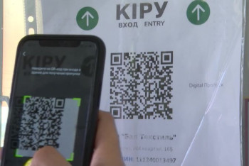 Фотография к новости: Учителя с "красным" статусом пытались зайти в школы Уральска