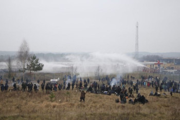 Фотография к новости: Водометами разгоняли мигрантов на белорусско-польской границе