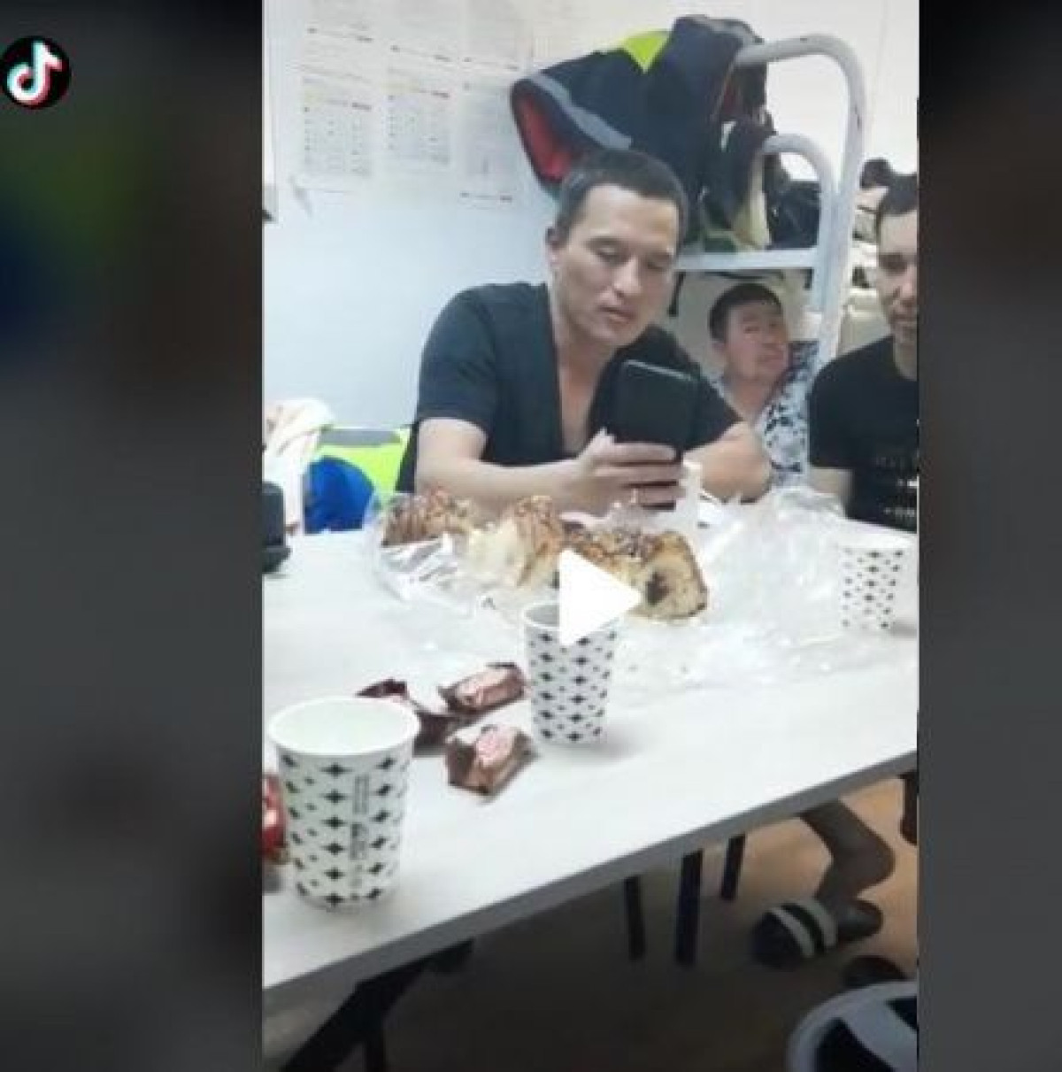 Казахстанский вахтовик покорил TikTok каверами на мировые хиты