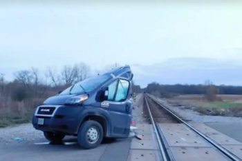 Фотография к новости: Поезд разрубил пополам грузовик с глухим на одно ухо водителем