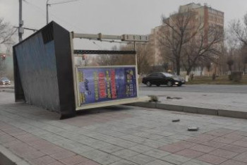 Фотография к новости: Сильный ветер вырвал дерево, свалил остановки и оборвал провода в Таразе