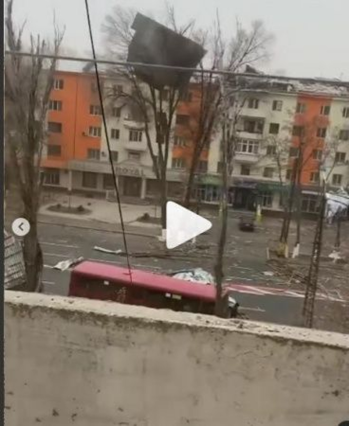 Ветер сдувает прохожих и сносит крыши многоэтажек в Таразе