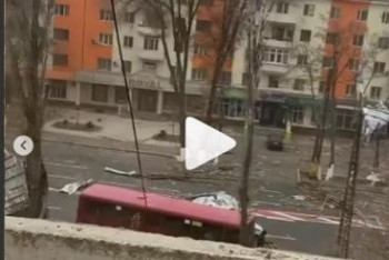 Фотография к новости: Ветер сдувает прохожих и сносит крыши многоэтажек в Таразе