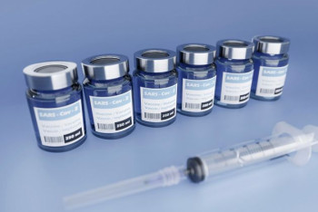 Фотография к новости: Ревакцинация от коронавируса двухкомпонентными вакцинами раз в полгода не опасна - инфекциолог