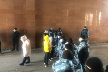 Фотография к новости: Антиваксеры штурмовали Дом министерств и забросали снежками полицейских