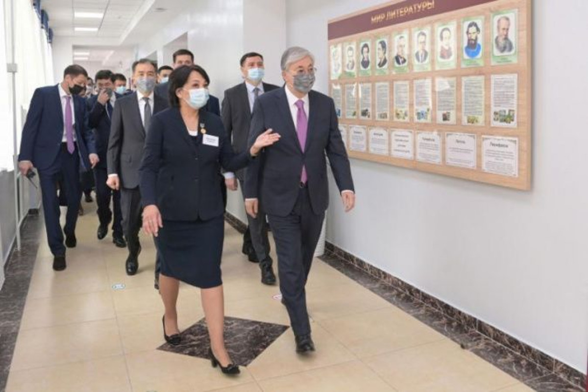 Токаеву показали его школьное письмо из капсулы времени